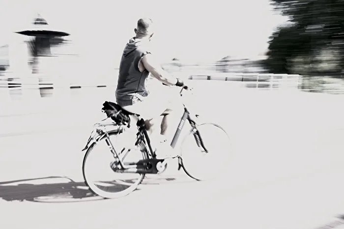 Streetfotografie: Radler in HighKey Monochrom und Bewegungsunschärfe