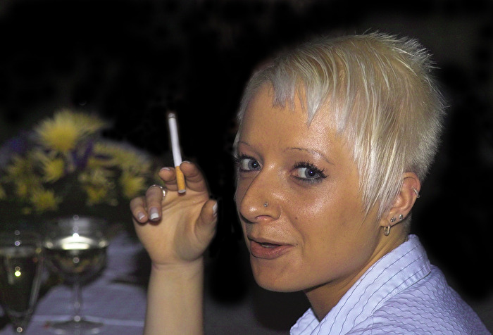 Frauen / junge Frau mit Zigarette