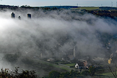 Der Ort und die Burg Saaleck im Nebel