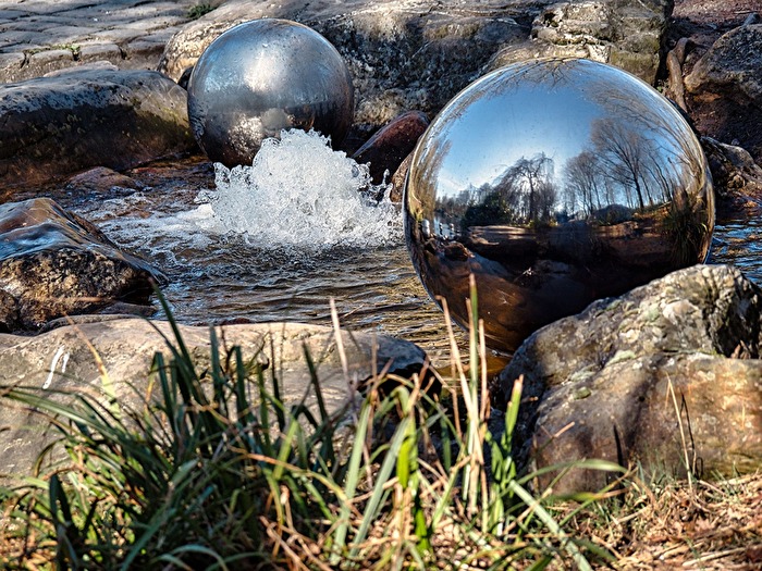 Kugelkaskaden am See im Gütersloher Stadtpark - Spiegelungen