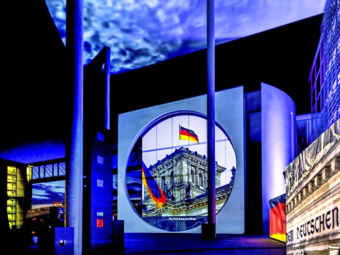Berlin 2015 - Videoprojektion zur Geschichte der BRD