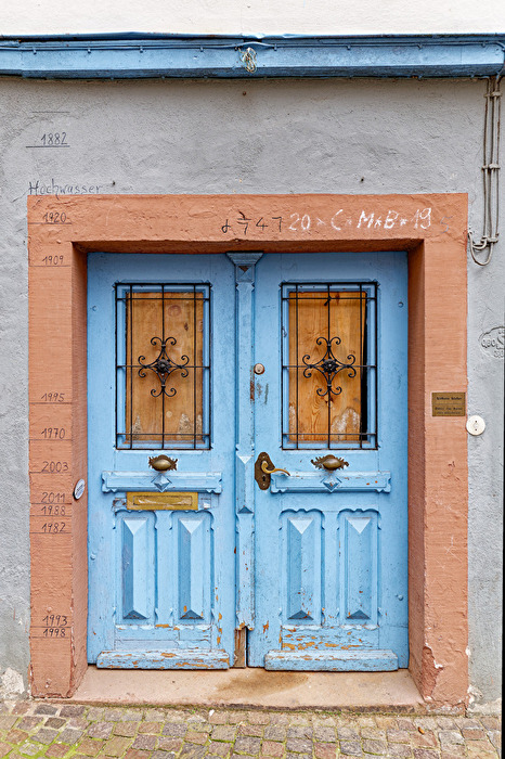 Schöne  alte Tür mit Hochwassermarkierungen in Wertheim (an Main und Tauber)