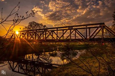Fähre und Eisenbahnbrücke in Pettstadt