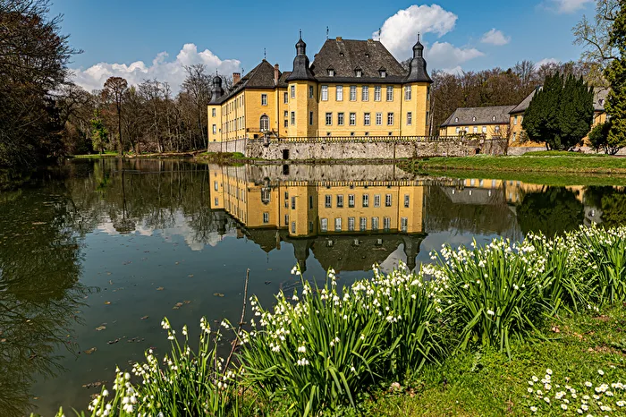 Märzenbecher am Schloss Dyck