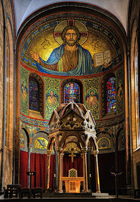 der Baldachinaltar der Abteikirche Maria Laach
