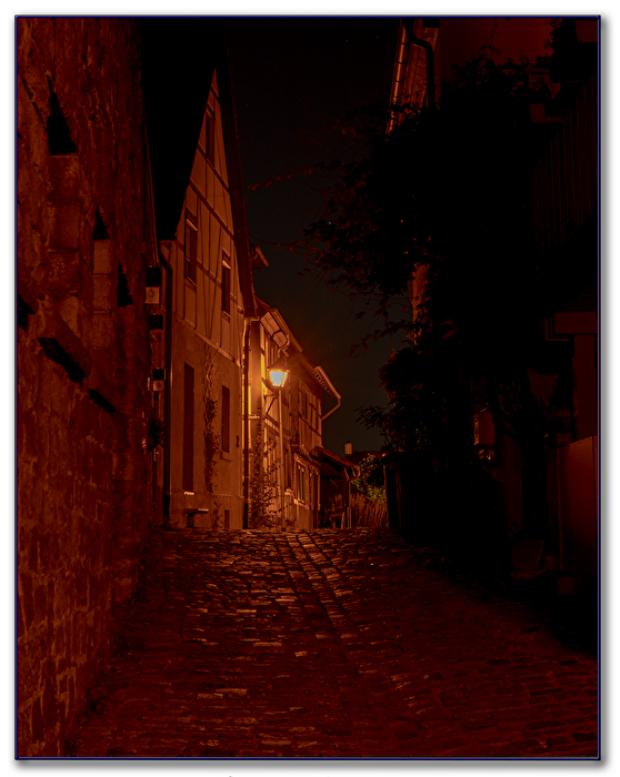 die Gasse im Laternenlicht