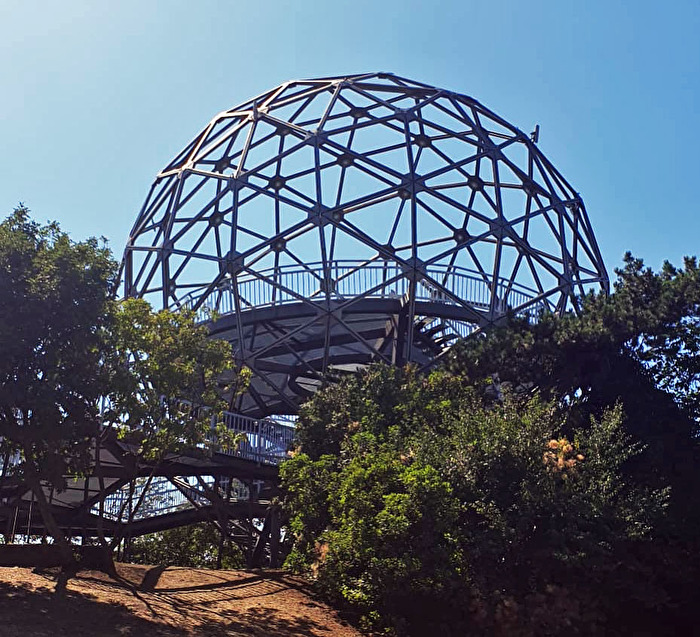 Aussichtskugel Gömbkilátó in Balatonboglár, Ungarn