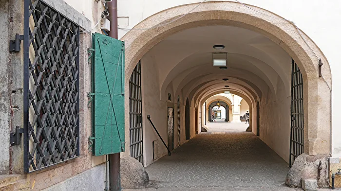 Grazer Landhaus - Durchgang von einem Innenhof zum nächsten und weiter zur Herrengasse