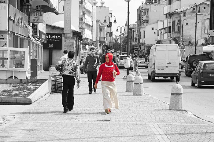 Kırmızılı kadın Frau in Rot