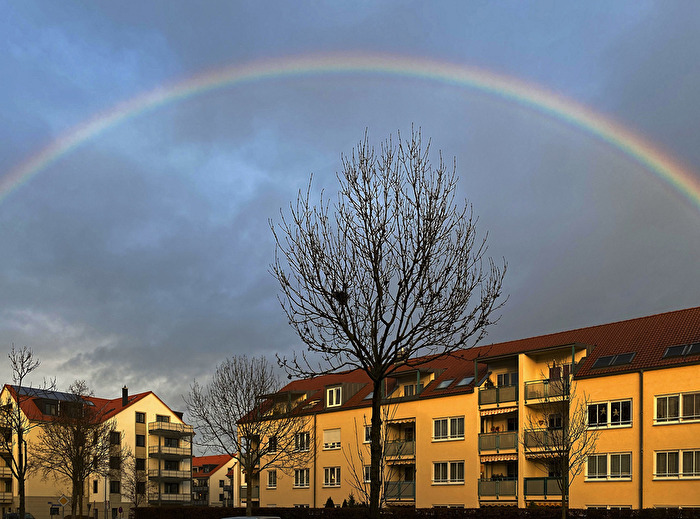 Regenbogen über der Stadt