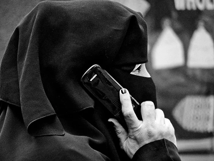 Das Handy am Ohr