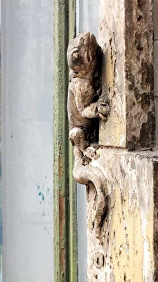 Seltene Skulpturen an Fassade 2