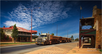 Road Train in Cue, WA, Australien