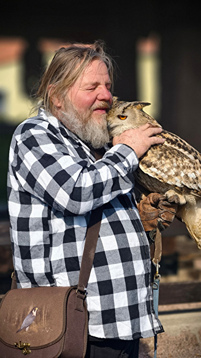 Der Falkner und sein Uhu