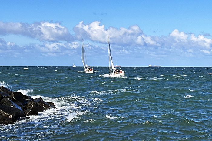 störmisches Wasser    Boote / etwas raue See...