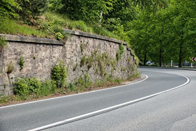 Die Mauer an der Straße
