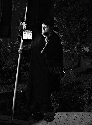 Wenn es Nacht wird geht der Nachtwächter um (hier in Monochrom) und hält nach Feuer Ausschau!