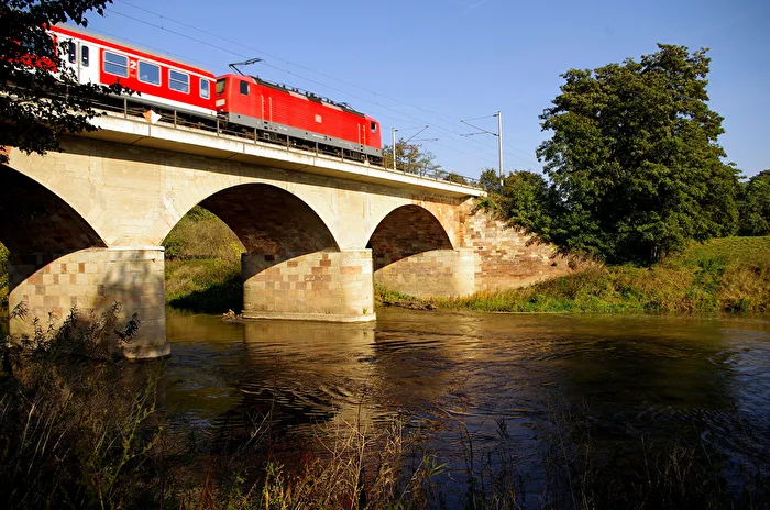 Eine Eisenbahnbrücke über die Saale bei Naumburg