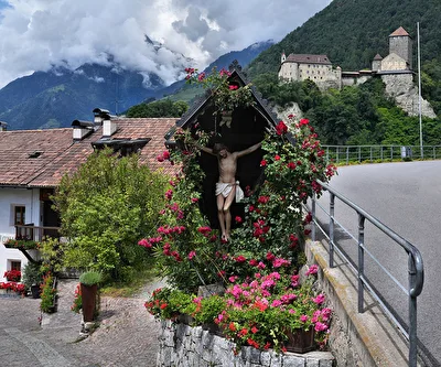 Dorf und Schloss Tirol - Südtirol