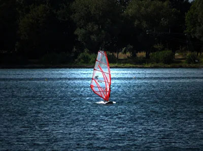 Surfer im Sonnenstrahl