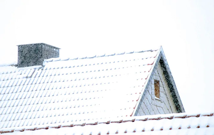 House, roof dwelling in a snowstorm...