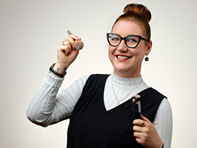 Meine Visagistin beim Pinselstrich