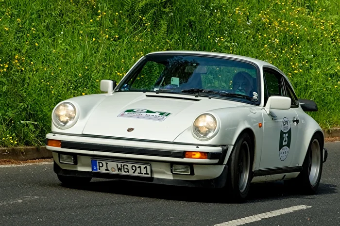 Porsche 911 Carrera Coupe (1990)