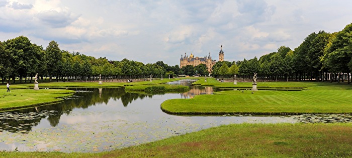Schlossgarten mit dem Blick zum Schloss Schwerin