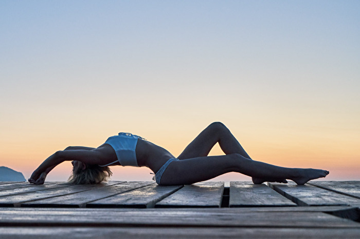 Früh Morgens am Meer beim Yoga