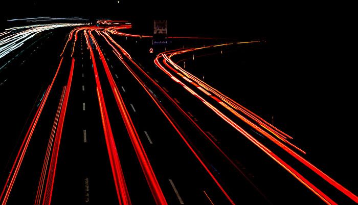 Autobahn bei Nacht