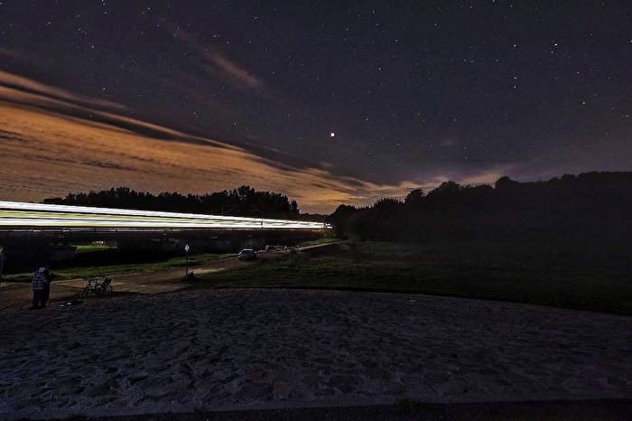 in der Nacht an der Autobahn
