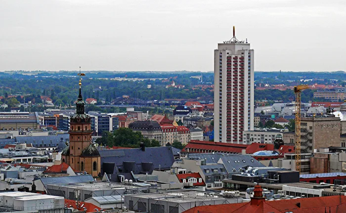 links Nikolaikirche, rechts Uniriese