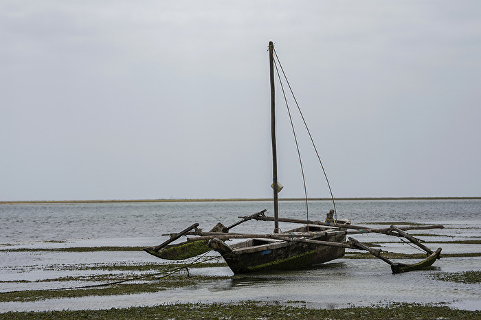Boot am Strand von Mombasa