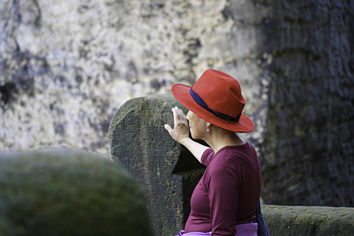 Frau mit roten Hut