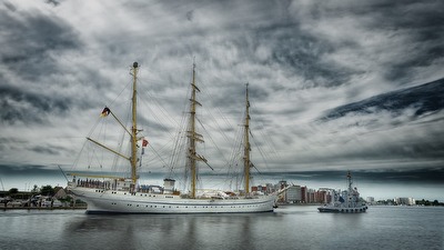 Die "Gorch Fock" beim Anlegemanöver in Wilhelmshaven