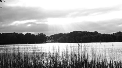 erste Sonnenstrahlen über dem See