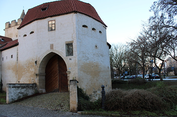 Der Toreingang mit ehem. Wassergraben