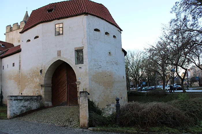 Der Toreingang mit ehem. Wassergraben