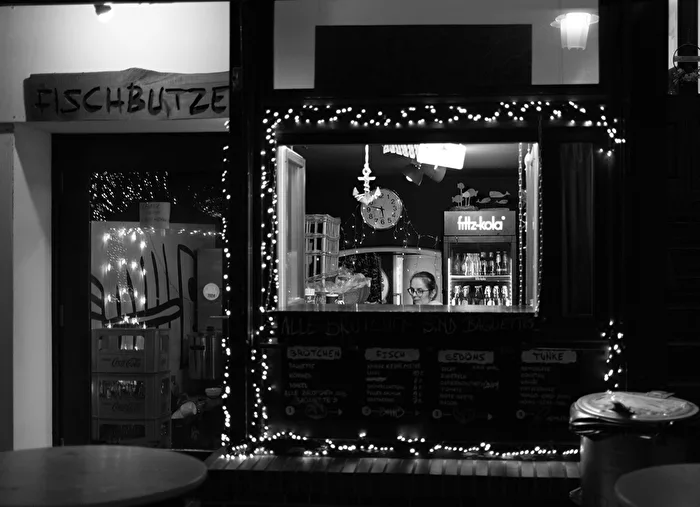 Streetfotografie: Warten auf Kundschaft im Lichtkranz