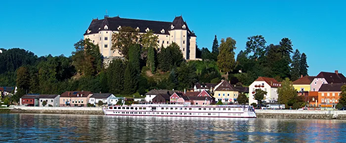 Blick über die Donau nach Grein