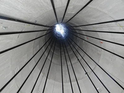 der Blick nach oben im Turm einer halbfertigen Windenergieanlage