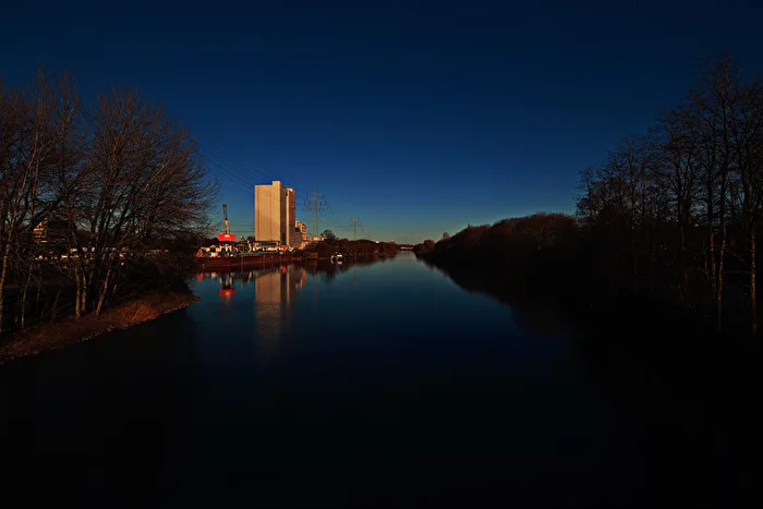 Rhein-Herne-Kanal mit der Sonne im Rücken
