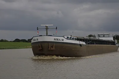 MS SIRA-M auf Überholspur auf der Ems