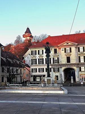 Uhrturm in der Morgensonne