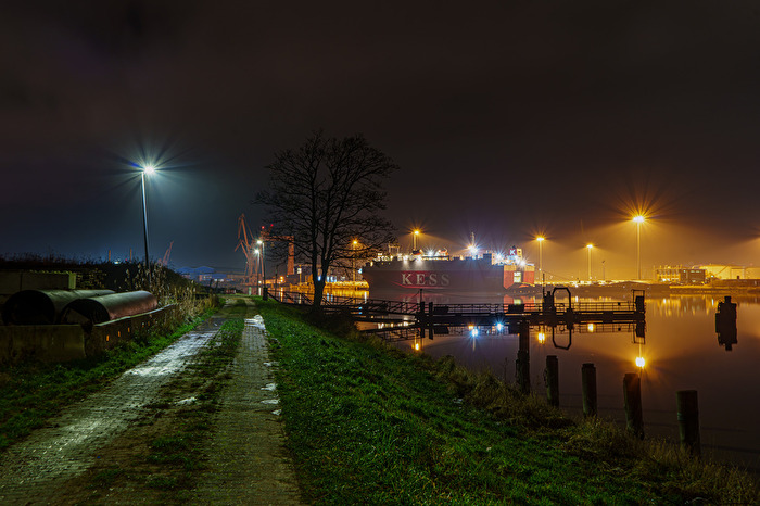 Emder Hafen bei Nacht