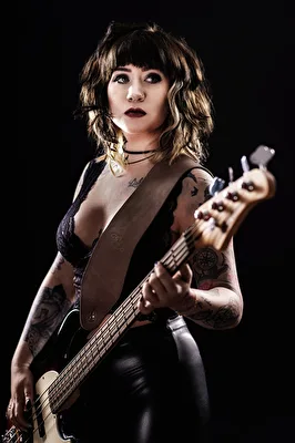 die Bassistin