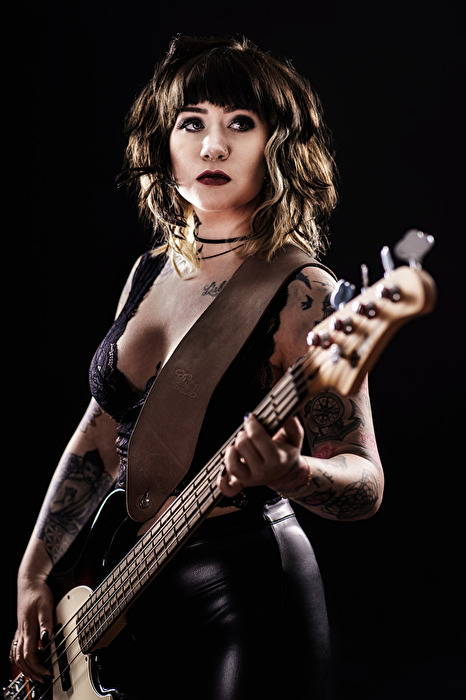 die Bassistin