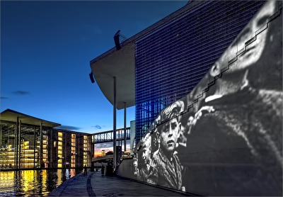 Berlin 2015 - Videoprojektion zur Geschichte der BRD