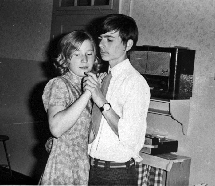 1)  Tanzabend im Schullandheim Abschluss 10.Klasse 1970 im Hintergrund ein Radio