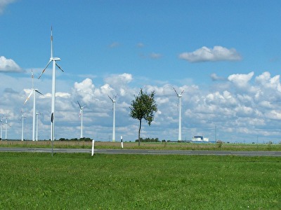 Landschaft mit Windrädern